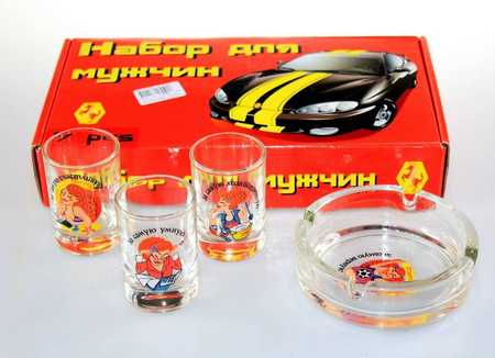 Набор для мужчин в ассортименте (6 рюмок + пепельница)